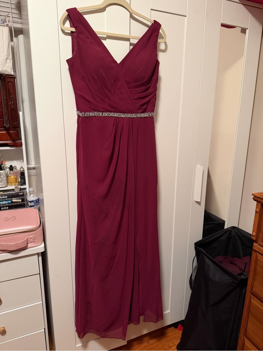 Elegant V-Neck Burgundy Evening Dress with Beaded Waist